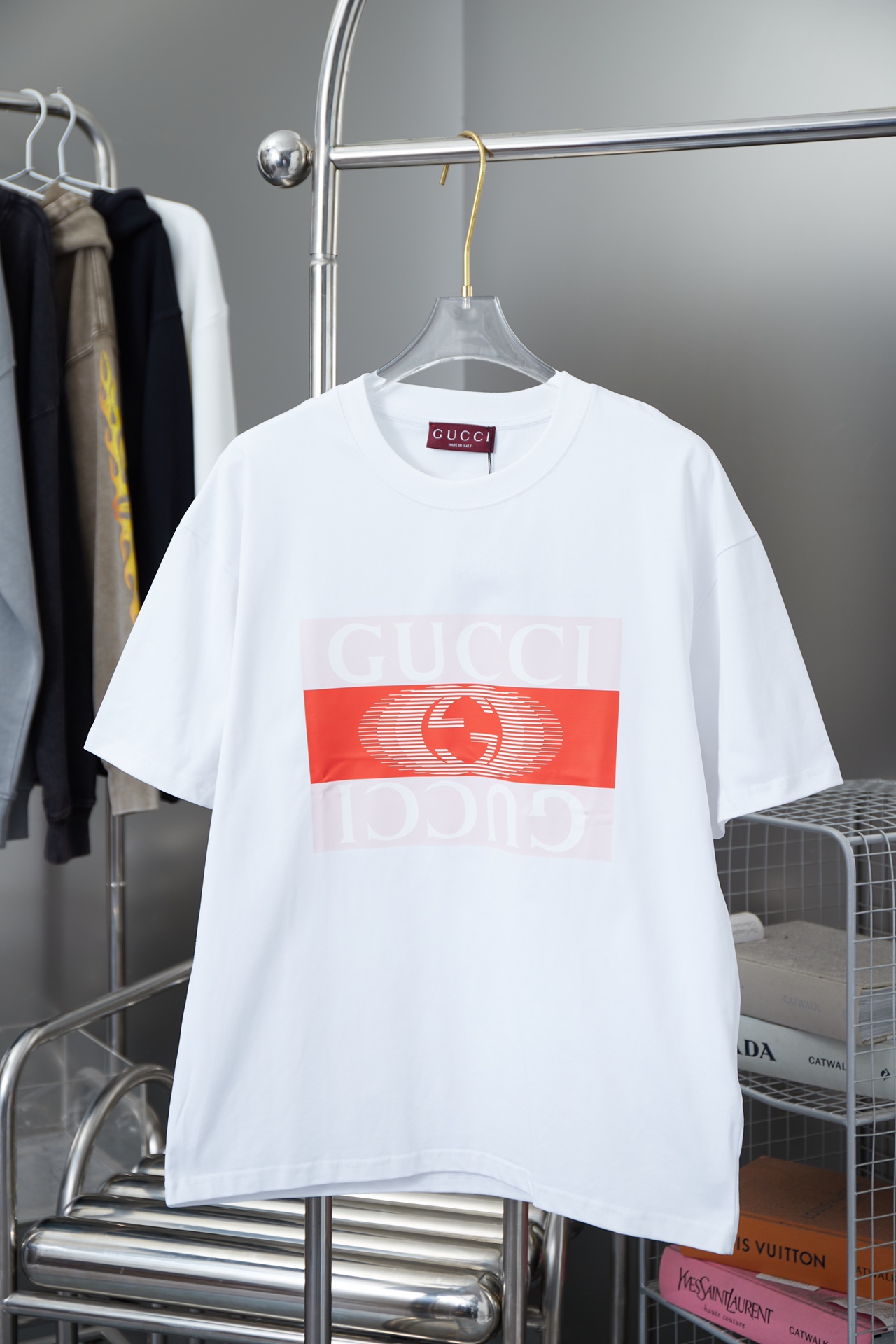 Camiseta de alta calidad Gucci con logotipo de letras en el pecho y cuello redondo, con proceso de impresión en relieve…