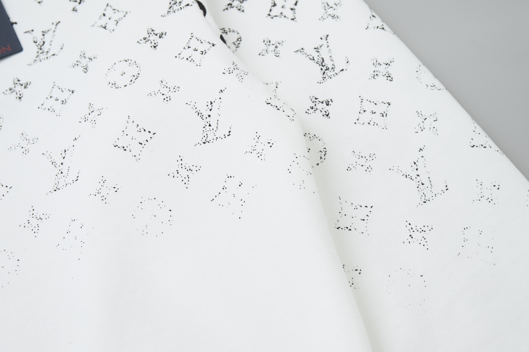 Louis Vuitton 1V Classic Gradient Header Guard: Luxury Cotton Fur Coat Details - 图片 5
