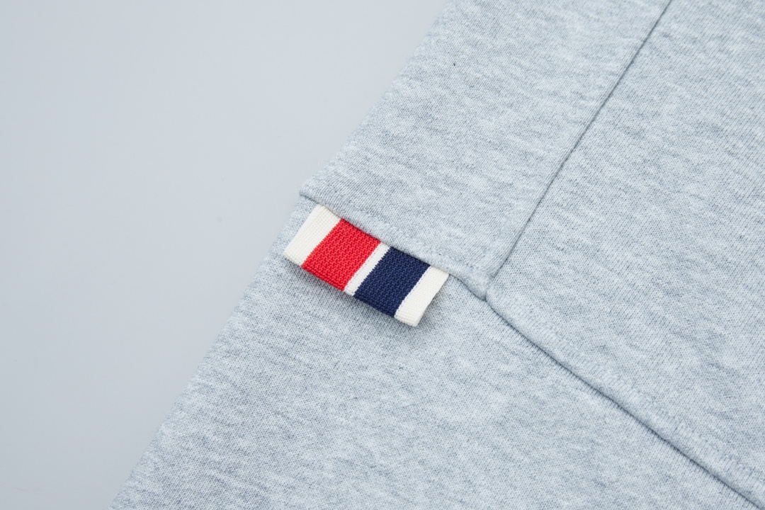 Luxury Handbags: Moncler’s Detailed High-Density Cotton Sweatpants in Grey/Black - 图片 8