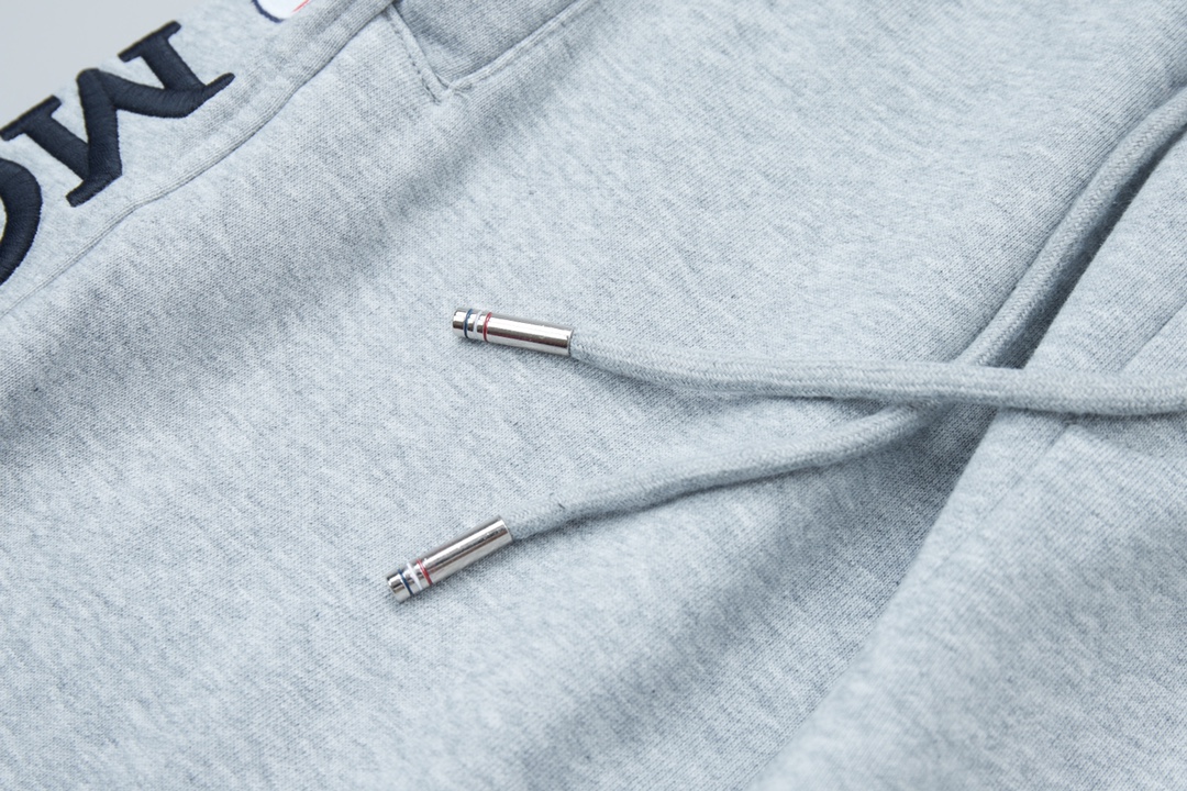 Luxury Handbags: Moncler’s Detailed High-Density Cotton Sweatpants in Grey/Black - 图片 5