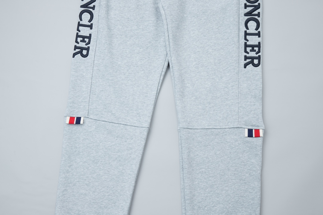 Luxury Handbags: Moncler’s Detailed High-Density Cotton Sweatpants in Grey/Black - 图片 6