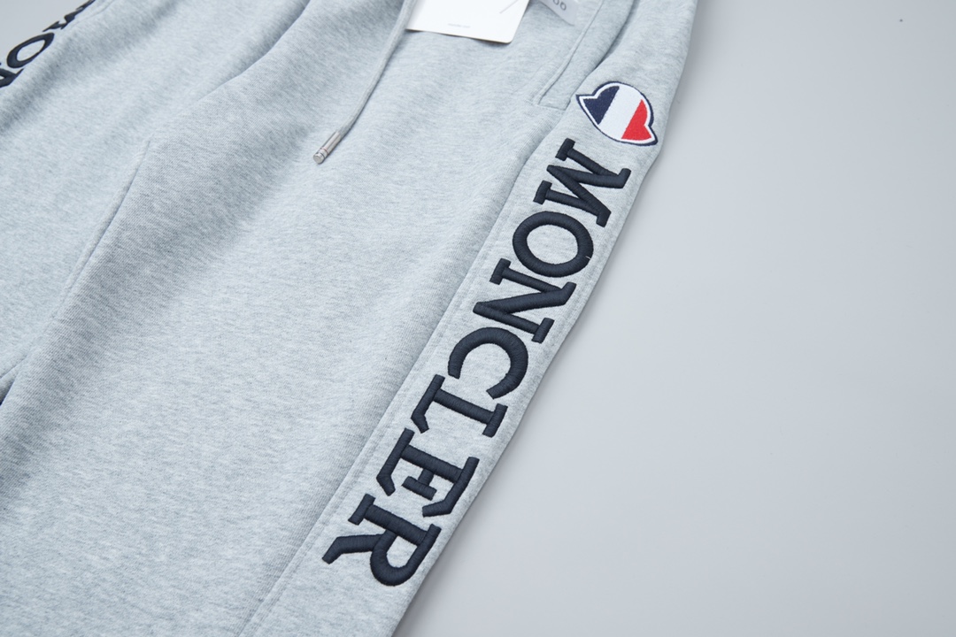 Luxury Handbags: Moncler’s Detailed High-Density Cotton Sweatpants in Grey/Black - 图片 7