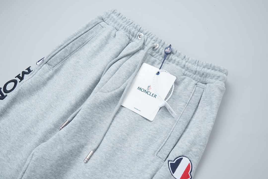 Luxury Handbags: Moncler’s Detailed High-Density Cotton Sweatpants in Grey/Black - 图片 4