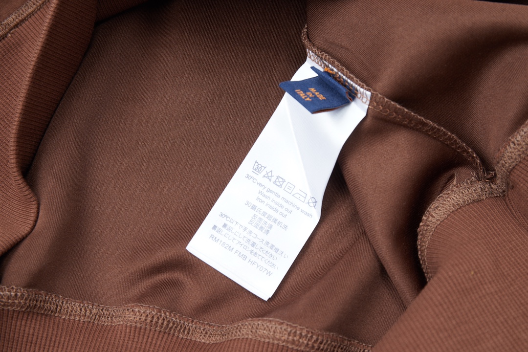 Luxury Louis Vuitton Embroidered Hood Guard with Gold Details and Fur Coating - 图片 8
