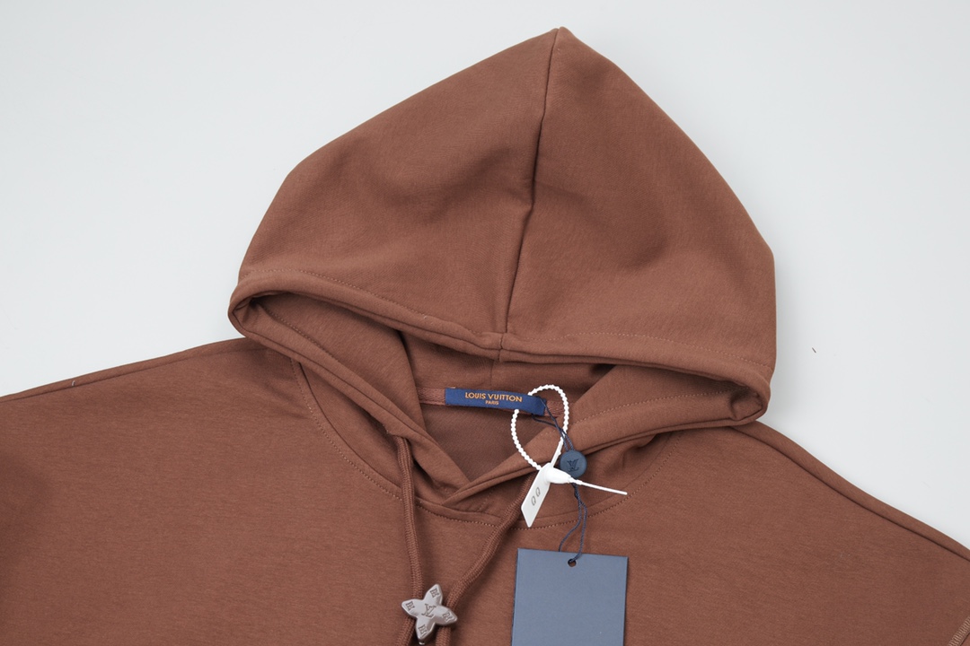 Luxury Louis Vuitton Embroidered Hood Guard with Gold Details and Fur Coating - 图片 3