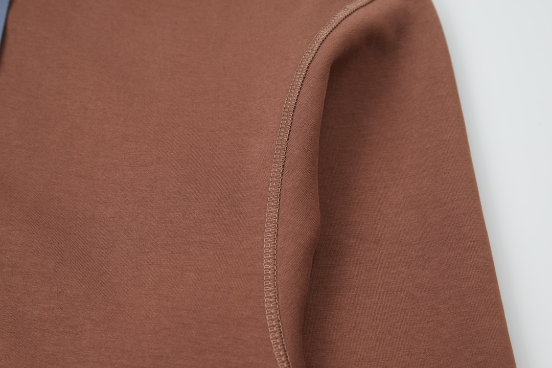 Luxury Louis Vuitton Embroidered Hood Guard with Gold Details and Fur Coating - 图片 5
