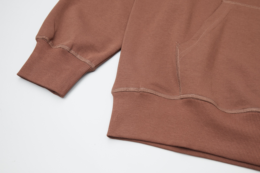 Luxury Louis Vuitton Embroidered Hood Guard with Gold Details and Fur Coating - 图片 7
