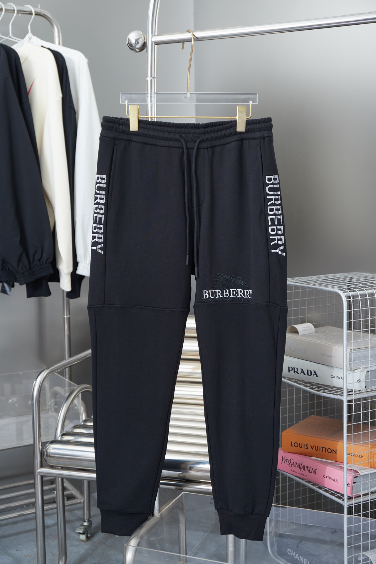 Burberry Burberry BBR pantalones largos con letras bordadas en relieve, lujo ligero, prenda esencial para uso diario de…