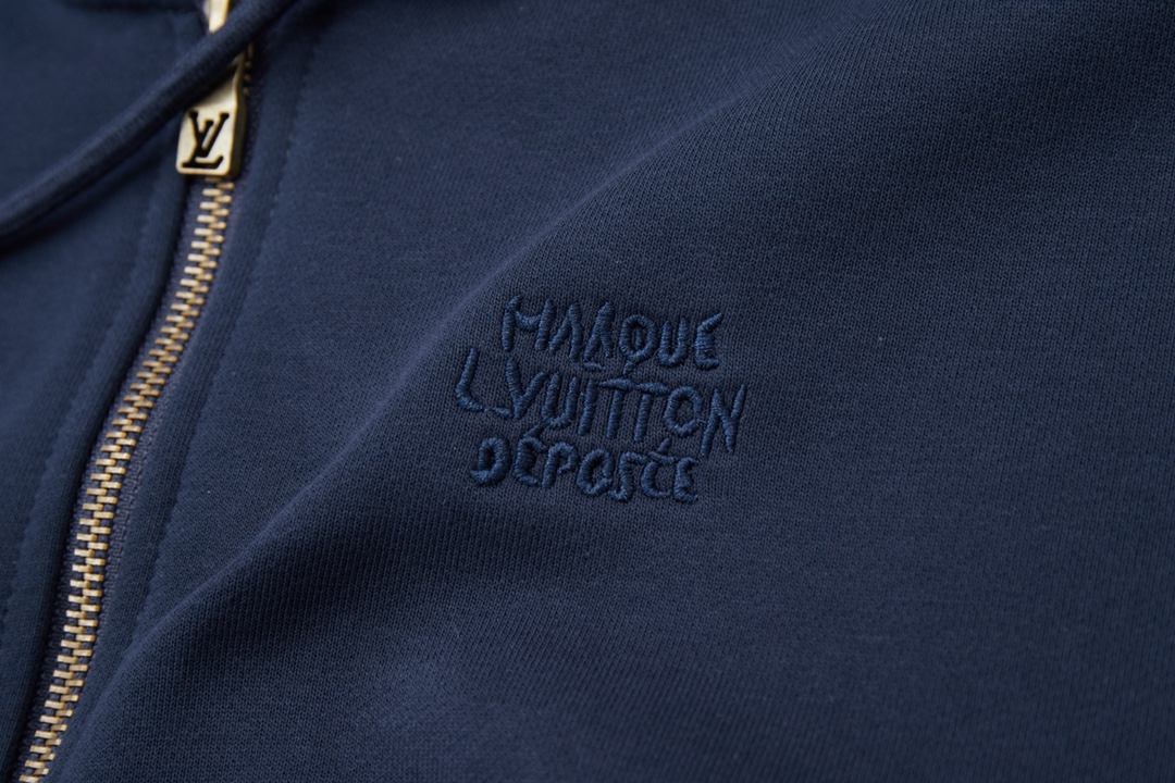 Luxury Louis Vuitton Fur Coat Details: Customized Gold Buttons, Embroidery, Dynamite-Proof. - 图片 6