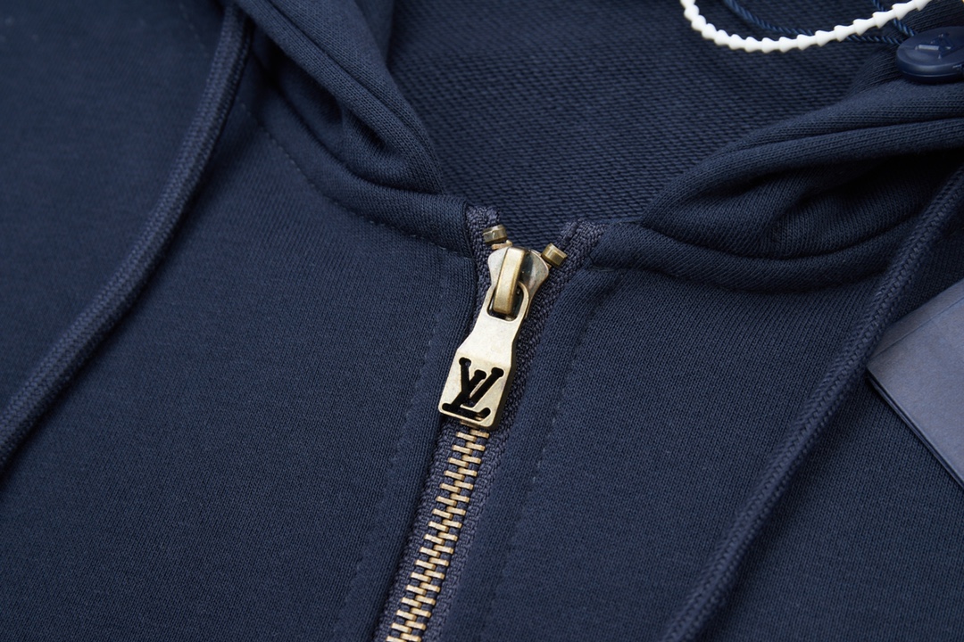 Luxury Louis Vuitton Fur Coat Details: Customized Gold Buttons, Embroidery, Dynamite-Proof. - 图片 4