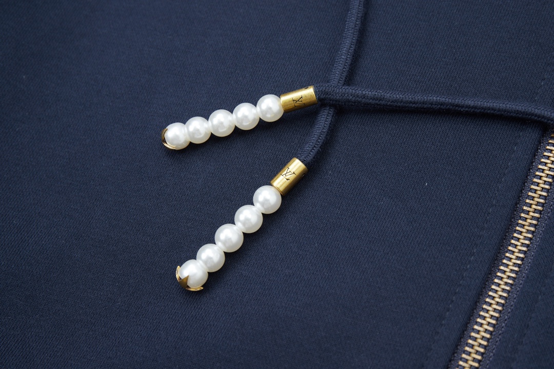 Luxury Louis Vuitton Fur Coat Details: Customized Gold Buttons, Embroidery, Dynamite-Proof. - 图片 5