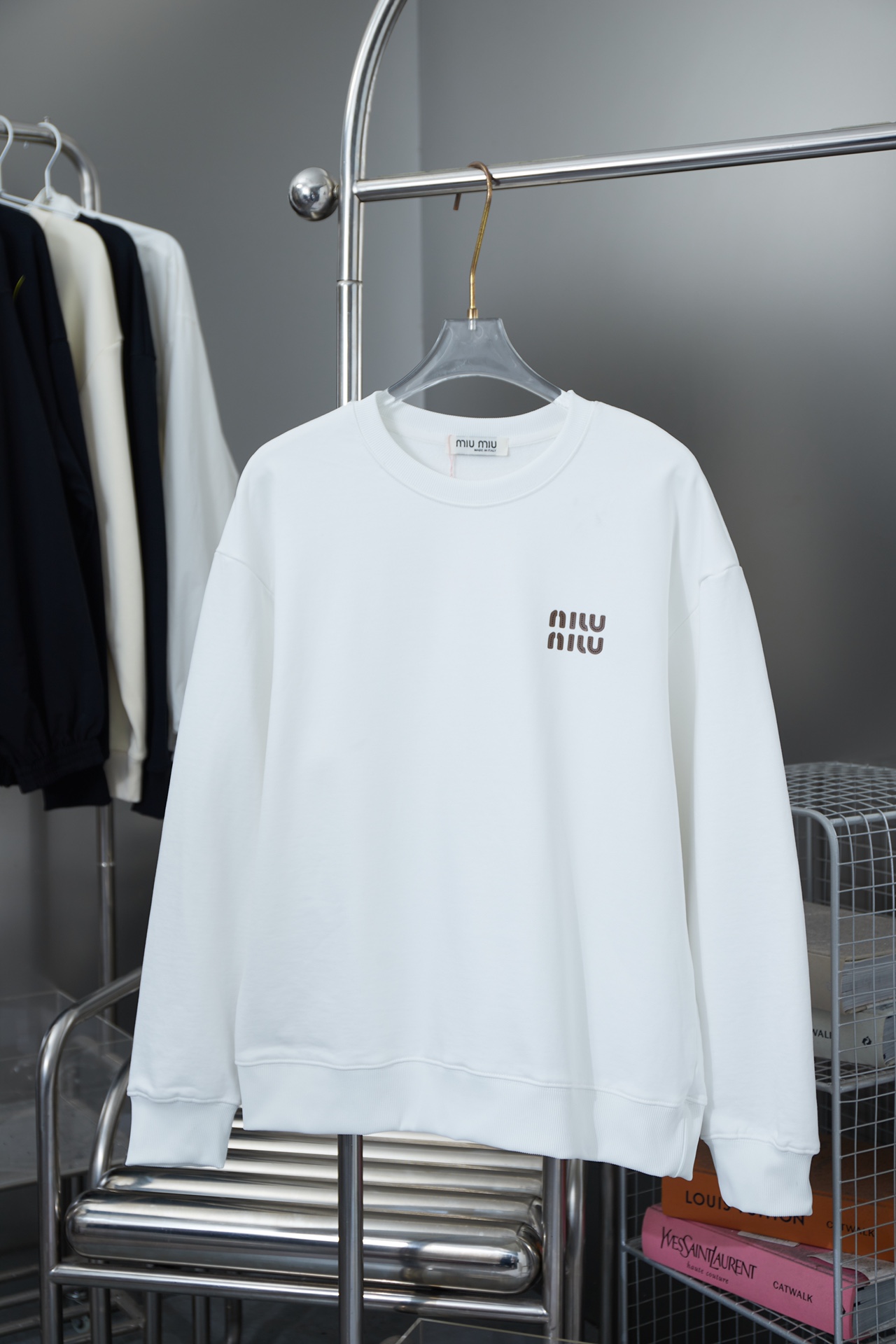 MIU MIU sudadera con capucha de cuello redondo con letras en relieve 3D. Lujo ligero, prenda esencial para el…