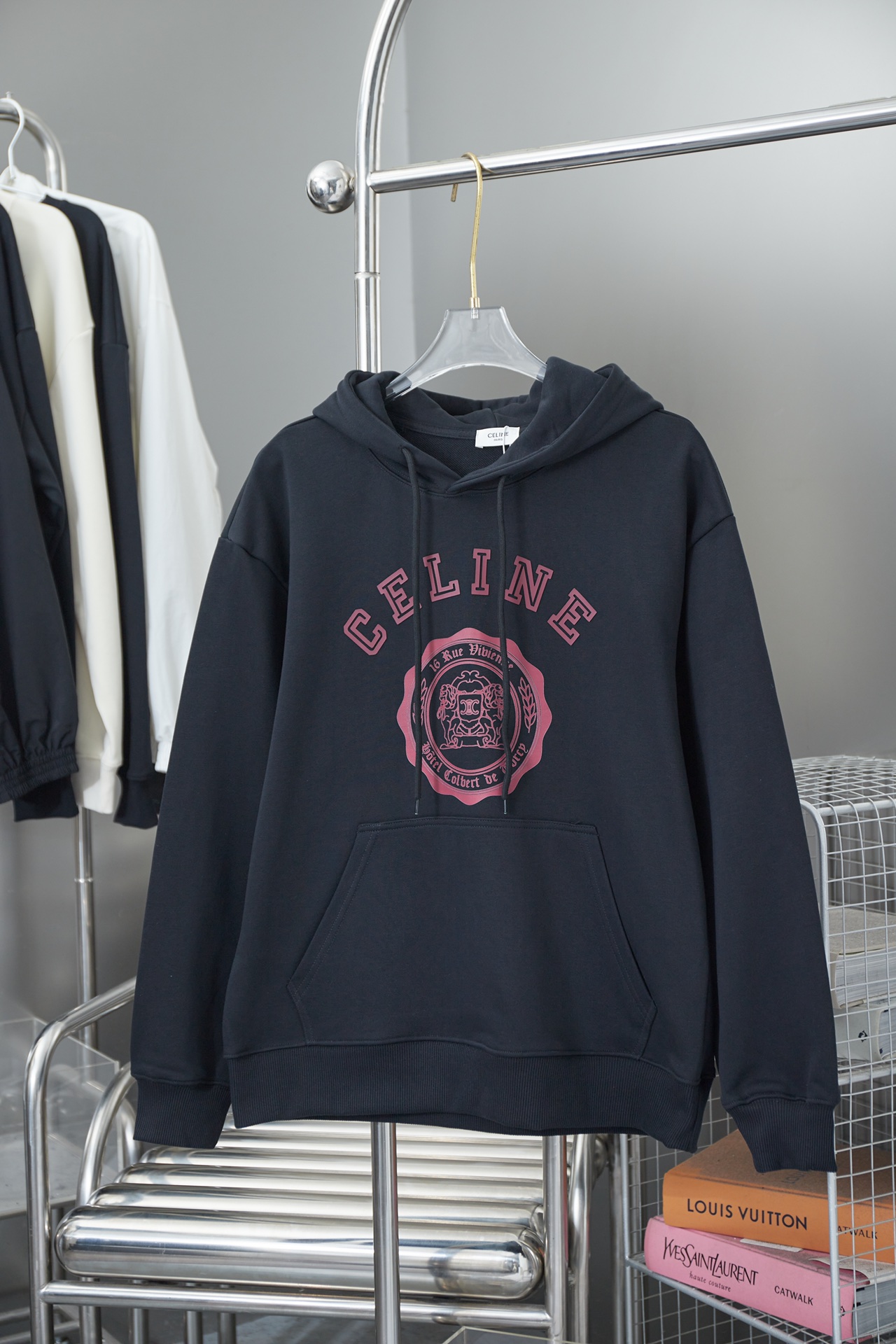 Sudadera con capucha CELINE con letras estampadas. Estilo de lujo discreto. Prenda esencial para el uso diario de hombr…