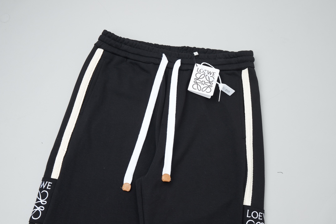 Luxurious Black Cotton Sweatpants with Embroidered Details and Golden Accents - 图片 4