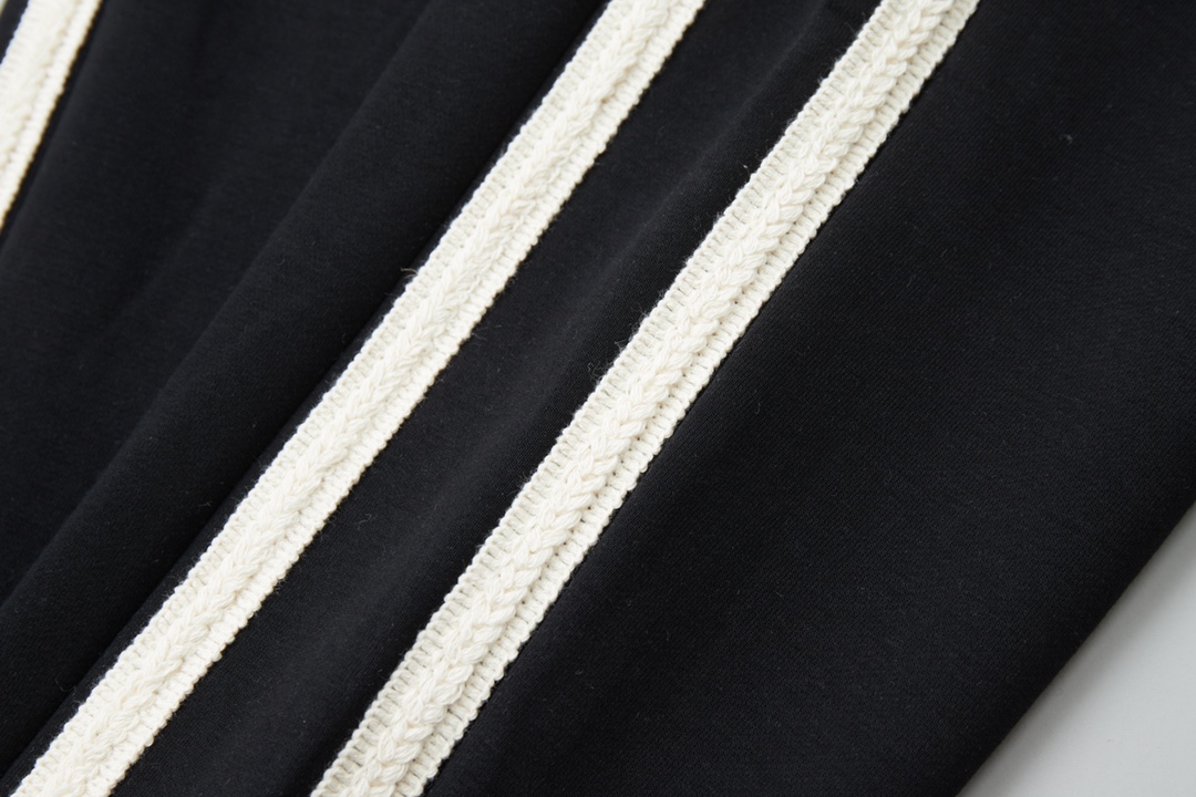 Luxurious Black Cotton Sweatpants with Embroidered Details and Golden Accents - 图片 9