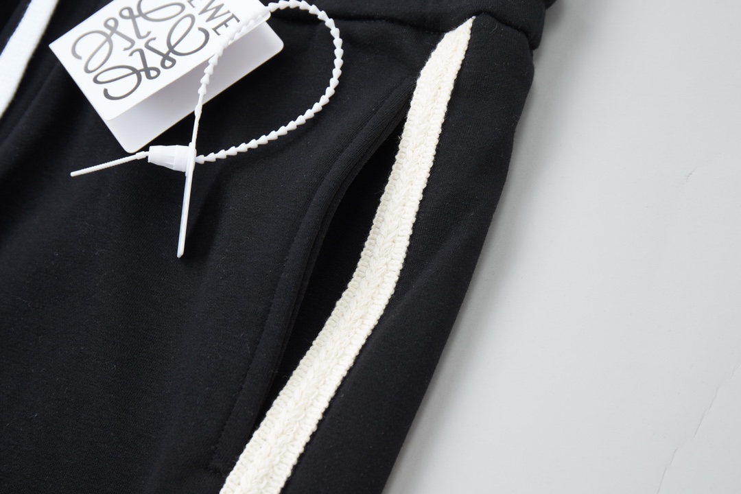 Luxurious Black Cotton Sweatpants with Embroidered Details and Golden Accents - 图片 5