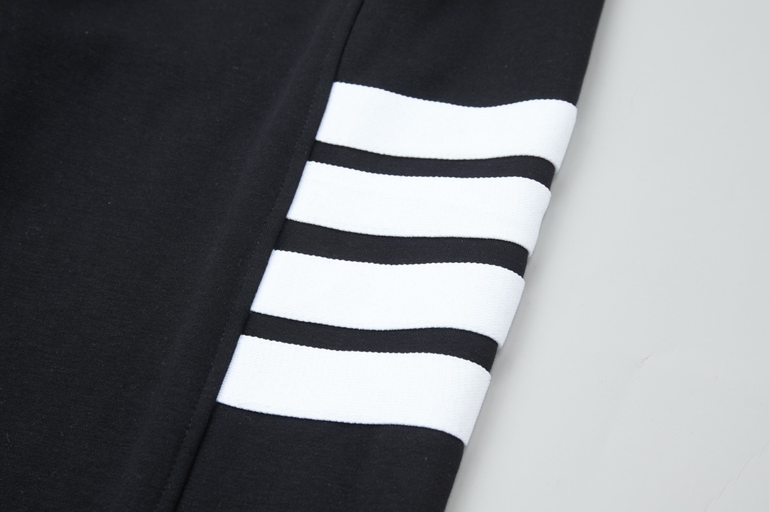 Luxury Handbags: Thom Browne Side-Banded Sweatpants with Customized Design - 图片 7
