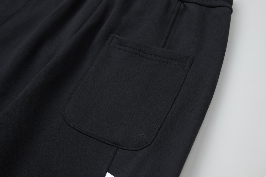 Luxury Handbags: Thom Browne Side-Banded Sweatpants with Customized Design - 图片 9