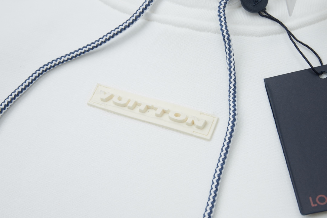 Luxury Cotton Fur Coat with Silicon Alphabet Labels in White, Louis Vuitton Style. - 图片 4