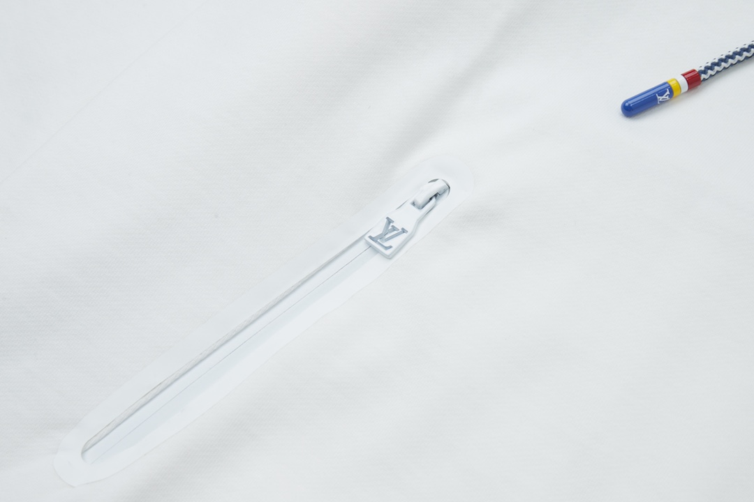 Luxury Cotton Fur Coat with Silicon Alphabet Labels in White, Louis Vuitton Style. - 图片 6