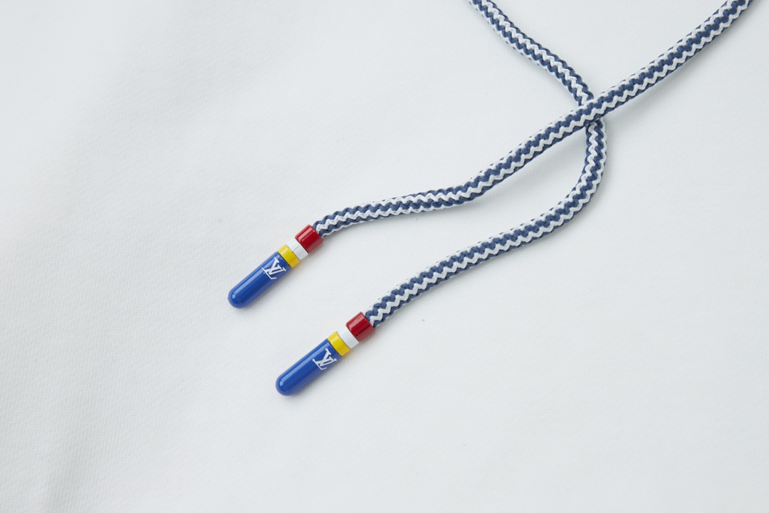 Luxury Cotton Fur Coat with Silicon Alphabet Labels in White, Louis Vuitton Style. - 图片 5