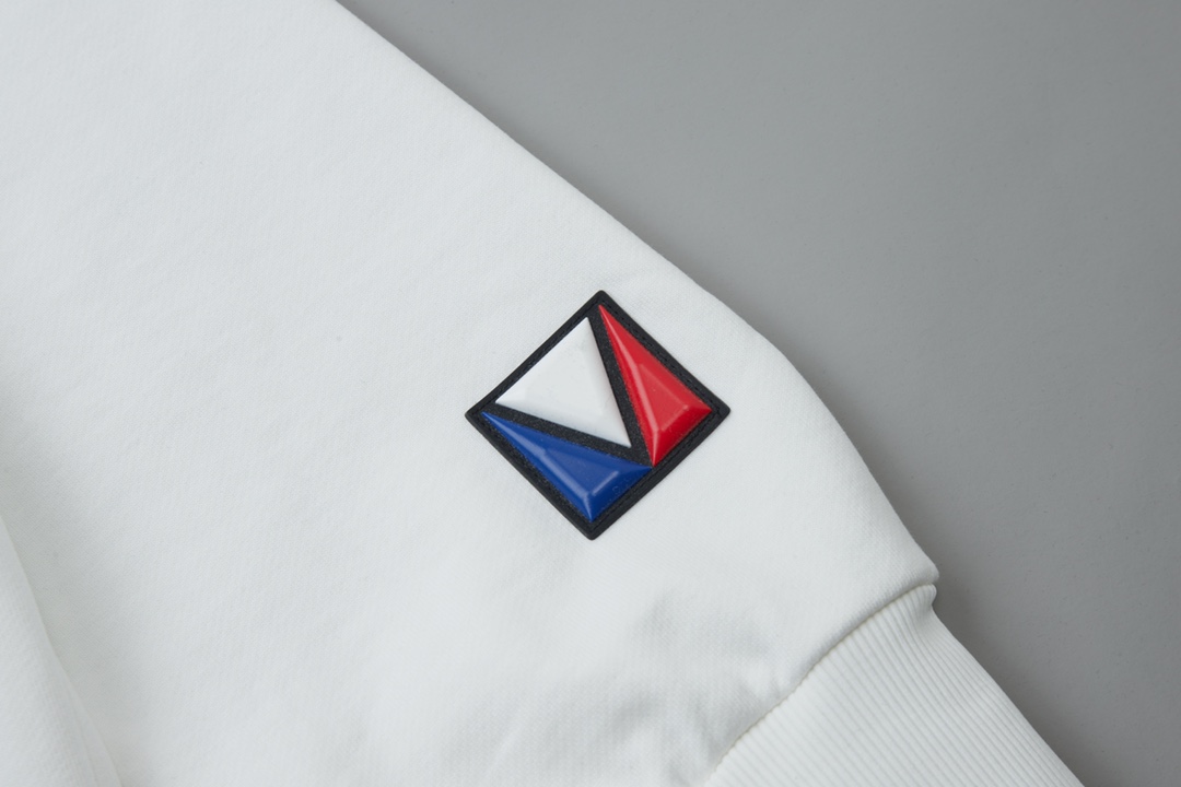 Luxury Cotton Fur Coat with Silicon Alphabet Labels in White, Louis Vuitton Style. - 图片 7