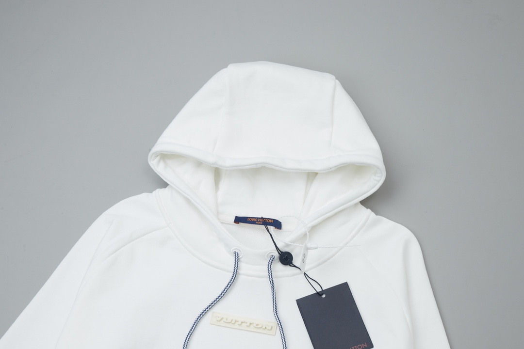 Luxury Cotton Fur Coat with Silicon Alphabet Labels in White, Louis Vuitton Style. - 图片 3