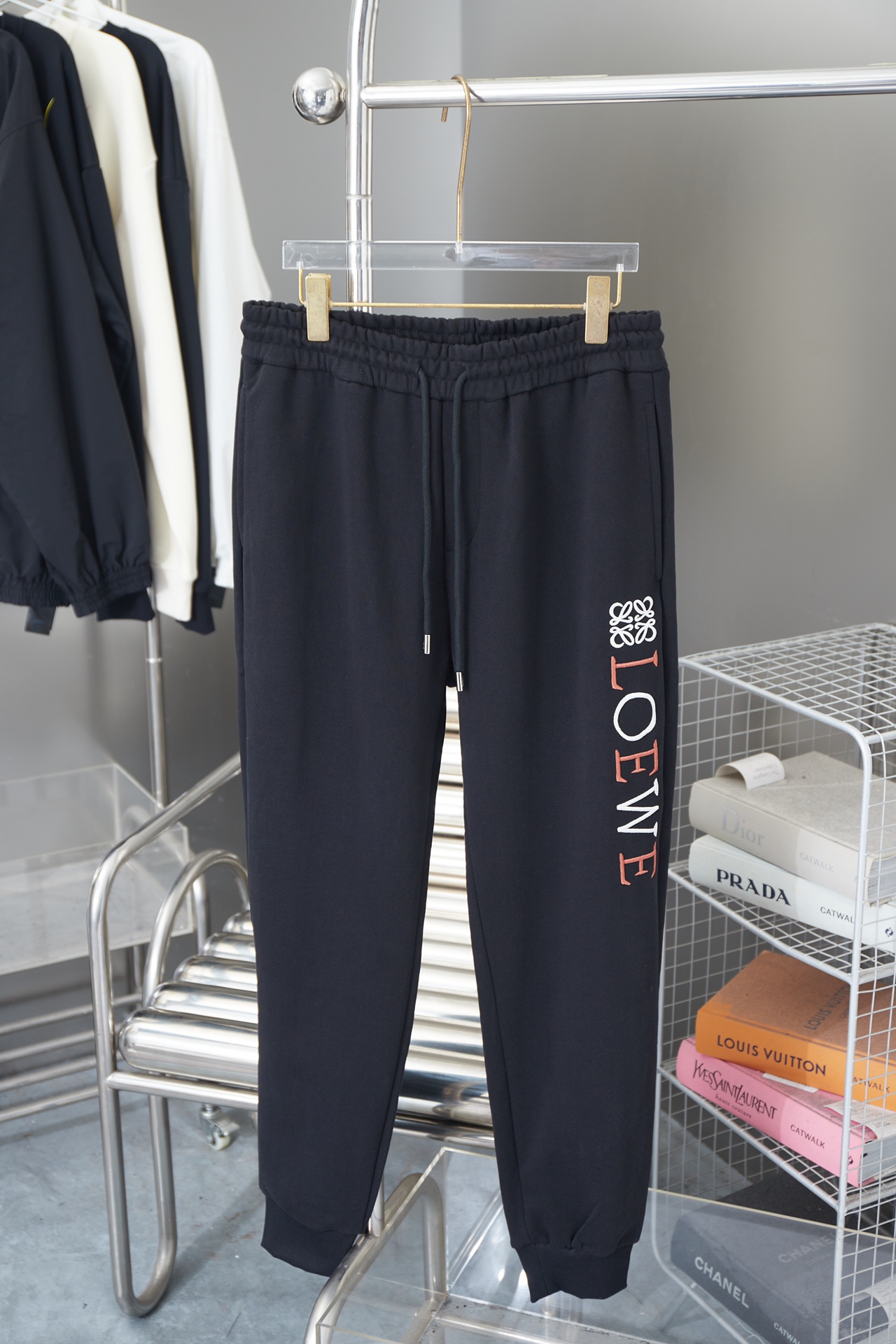 🅿️140 罗意威 LOEWE 24 Otoño/Invierno Nuevo producto, pantalones largos con logo bordado, estilo de lujo ligero, imprescin…