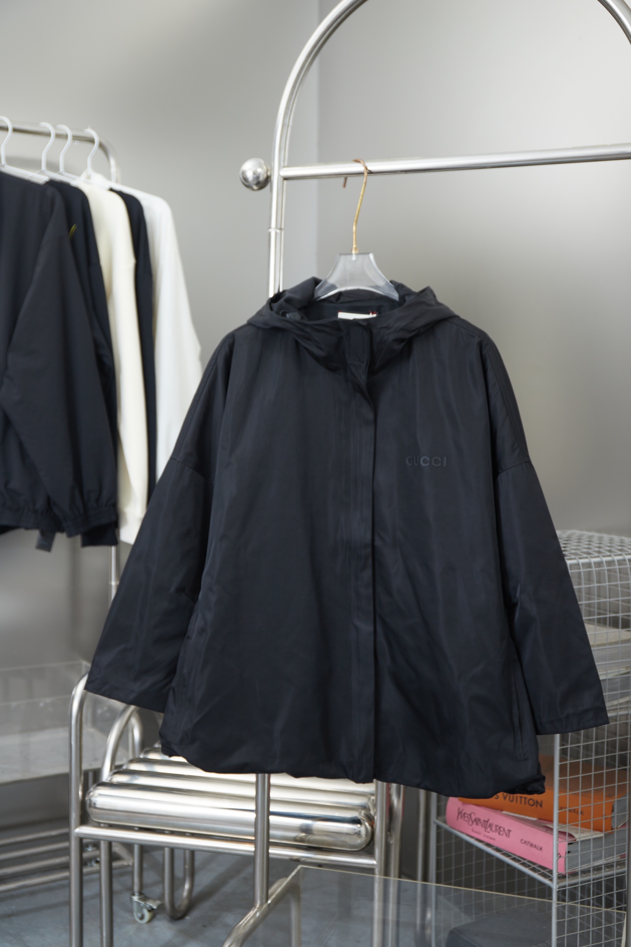 古驰 𝙂𝙐𝘾𝘾𝙄 GC 24FW 徽标压胶logo防水连帽冲锋衣外套 轻奢主义 男女日常通勤穿搭必备单品 正确版本随意对比 详细特征 · 采用定织定染特厚再生尼龙面料 · 面料4级防泼水涂层工艺 · 内里采用同色三级聚酯鸟眼网布…