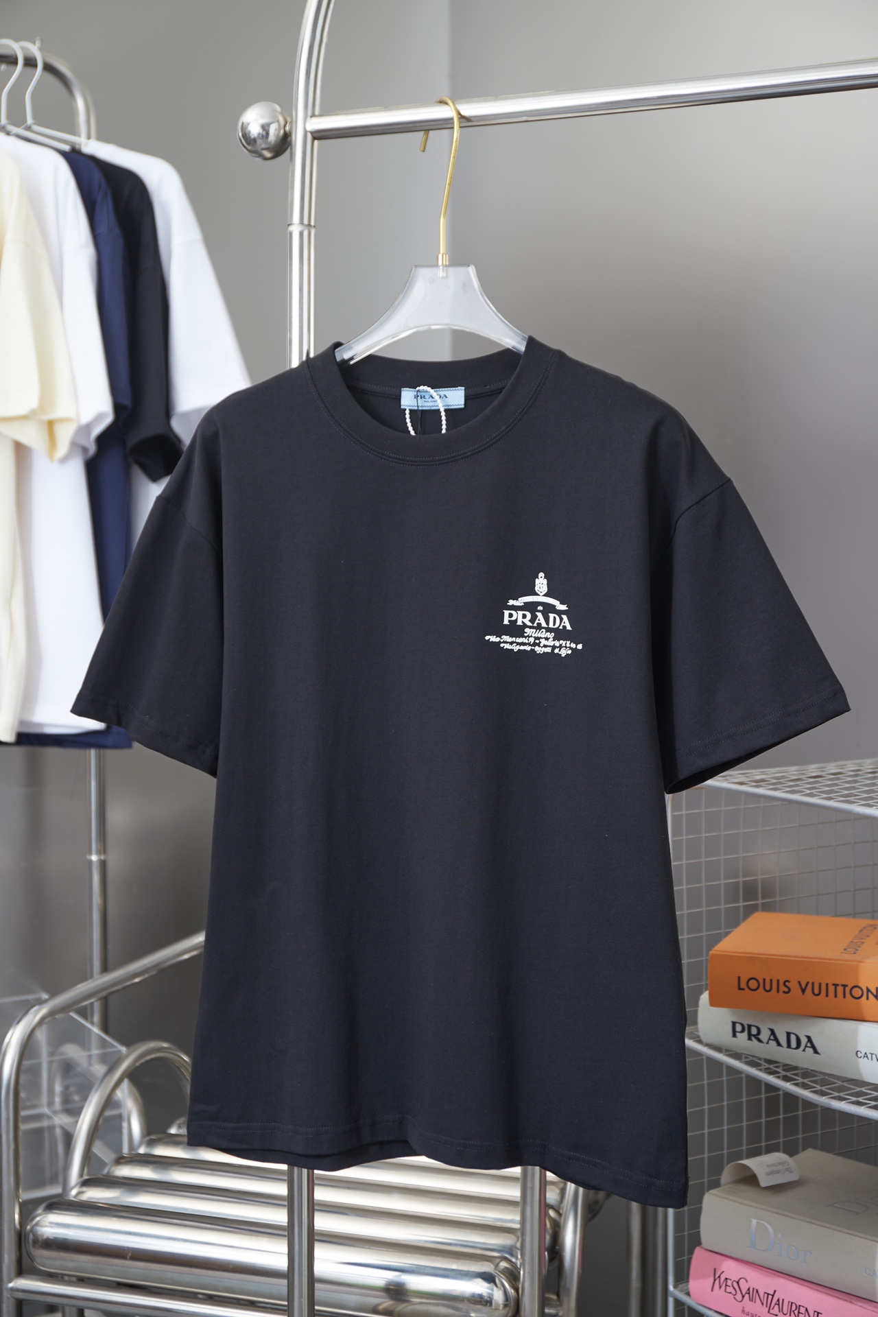 Prada PRADA 25SS nuevo estilo de principios de primavera, mangas cortas con estampado de letras clásicas, lujo ligero, …