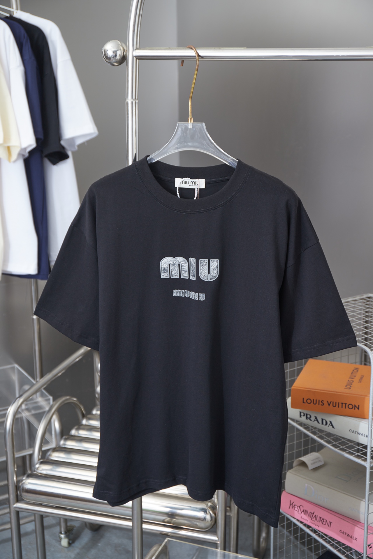 MUI MUI 25SS 早春新款 字母logo胶膜胶条短袖 轻奢主义 男女日常通勤穿搭必备单品 正确版本 欢迎对比 详细特征 · 280克100% 纯棉双纱汗布面料 · 同缸定染特种加粗32支双股1X1螺纹 · 立体…