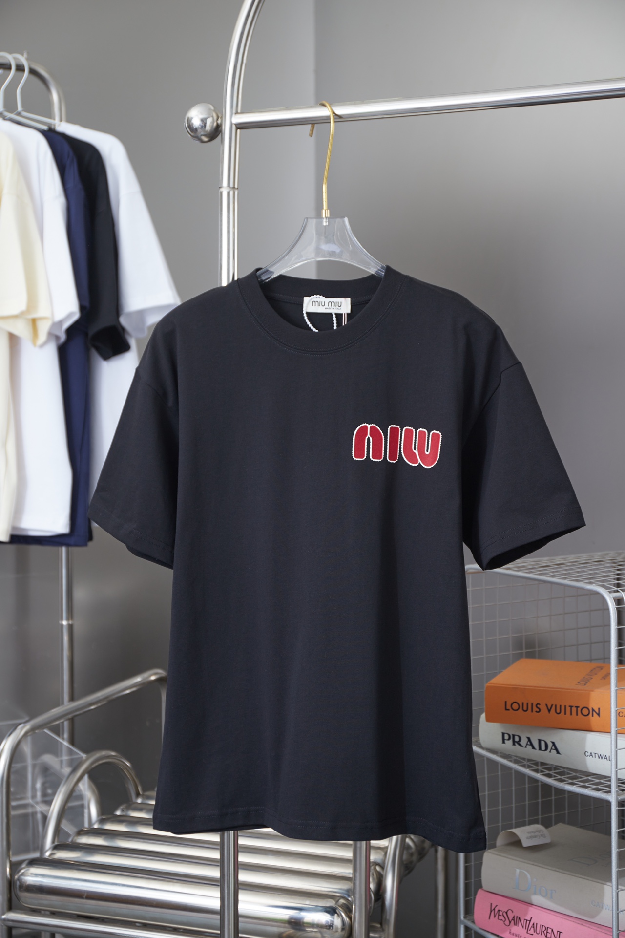 MUI MUI 25SS 早春新款 字母logo植绒印花短袖 轻奢主义 男女日常通勤穿搭必备单品 正确版本 欢迎对比 详细特征 · 280克100% 纯棉双纱汗布面料 · 同缸定染特种加粗32支双股1X1螺纹 · 立体…