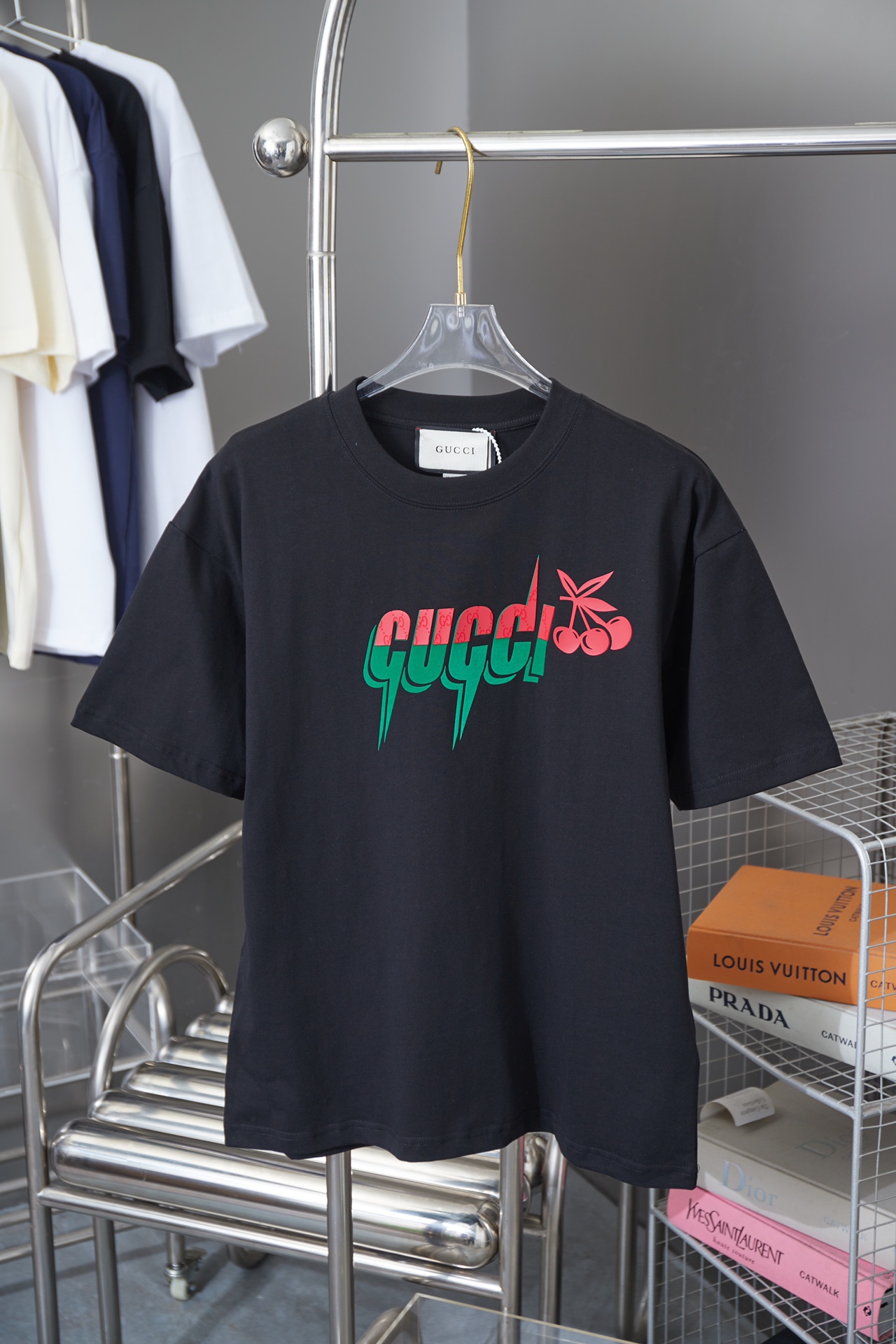 Gucci GUCCI GC 25SS de nueva temporada de primavera, camiseta de manga corta clásica con cerezas y placa gruesa de goma…