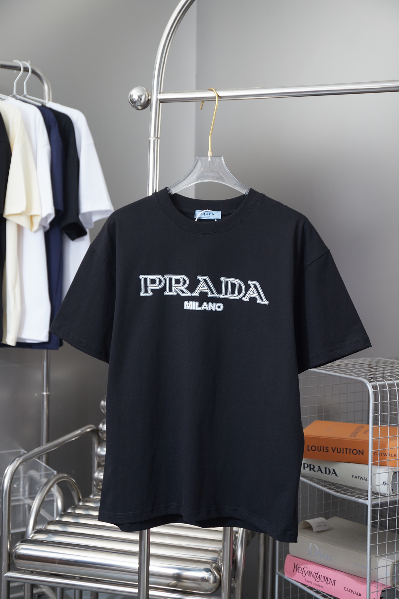 Prada PRADA 25SS nuevo modelo de principios de primavera, manga corta con estampado de letras clásicas, lujo liviano, u…