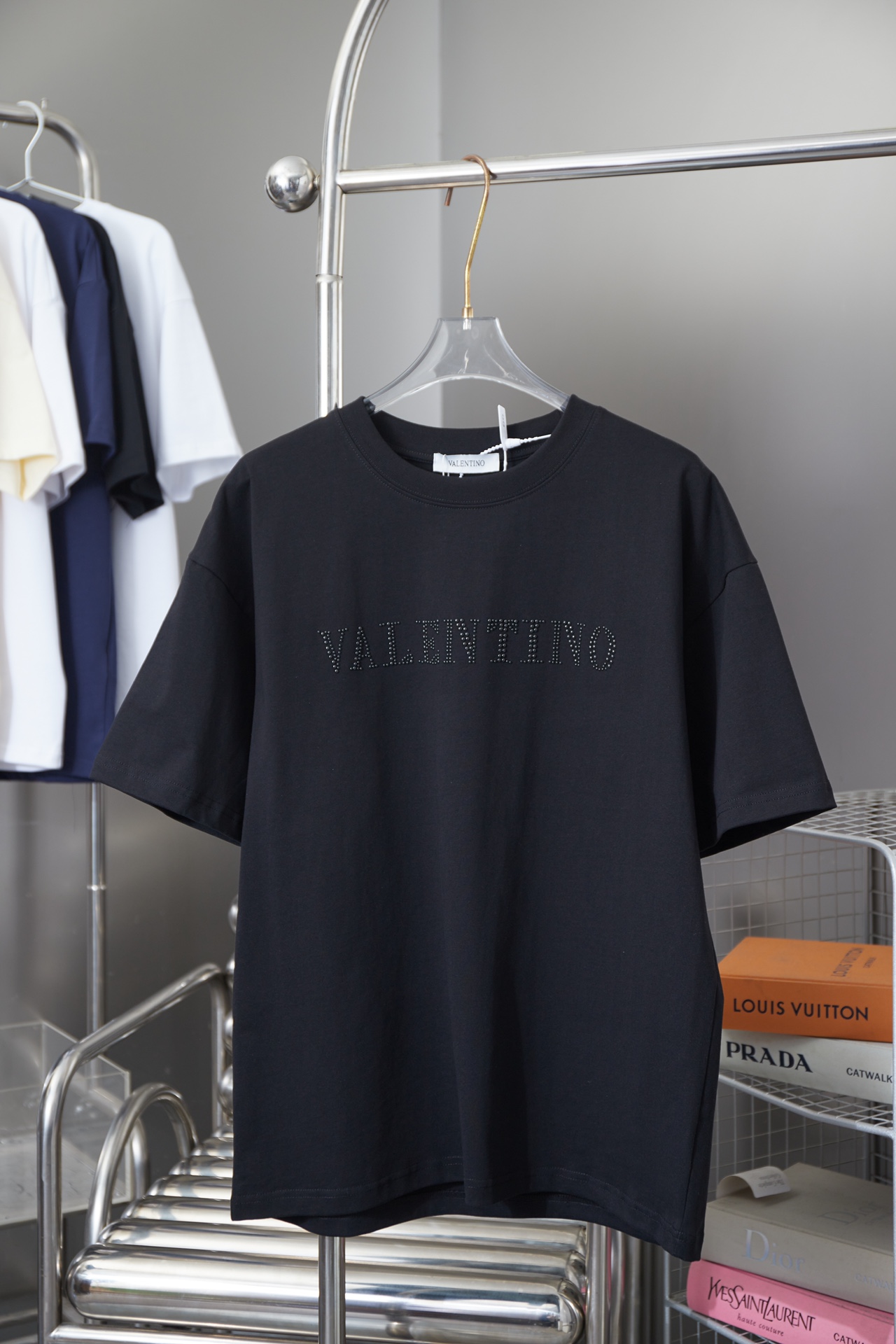 华伦天奴 VALENTINO 25SS早春新款 字母logo烫钻短袖 轻奢主义 男女日常通勤穿搭必备单品 正确版本 欢迎对比 详细特征 · 280克100% 纯棉双纱汗布面料 · 同缸定染特种加粗32支双股1X1螺纹 · 进口珠光钻高温烫…