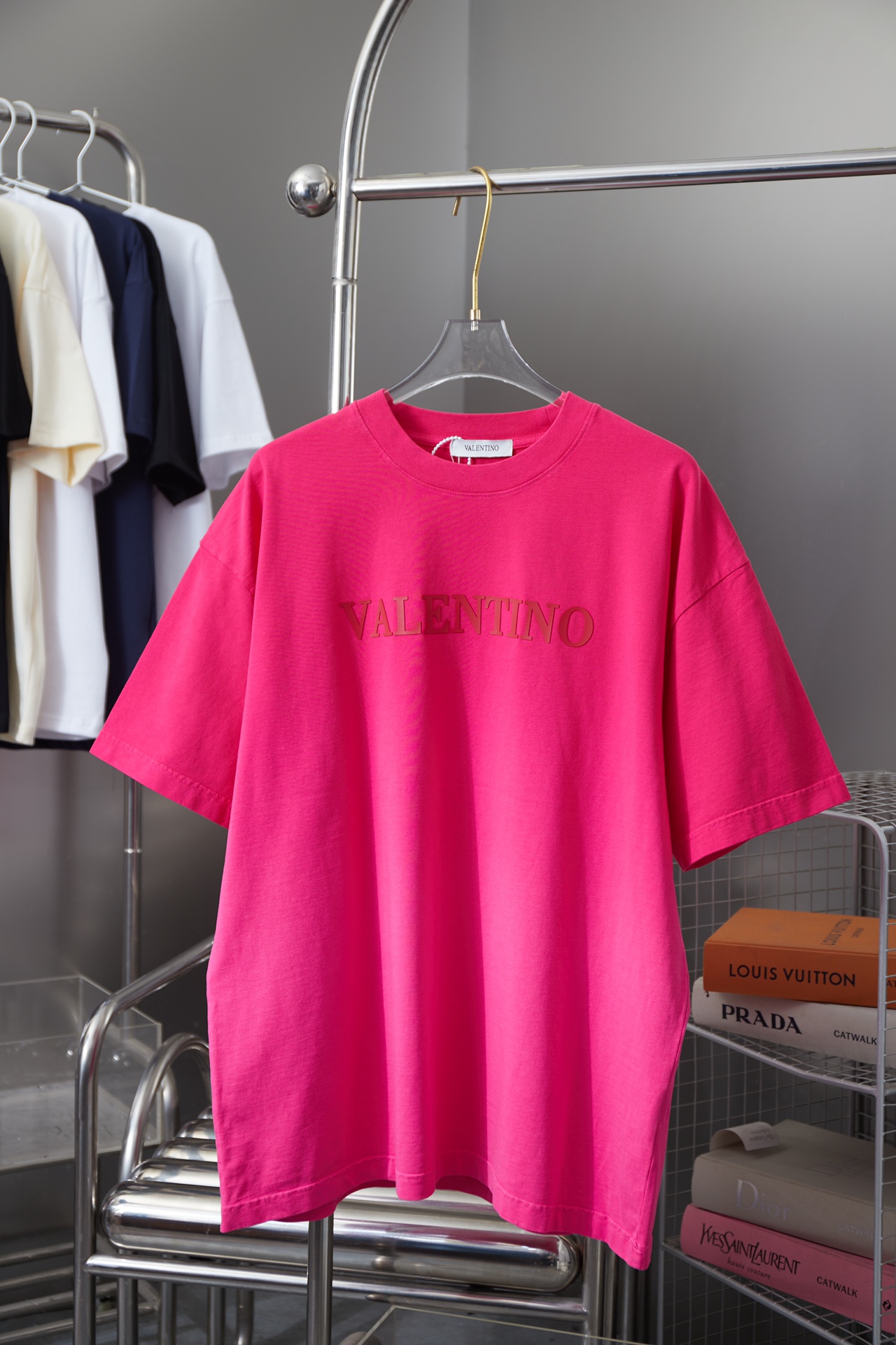 华伦天奴 VALENTINO 25SS早春新款 厚板字母短袖 轻奢主义 男女日常通勤穿搭必备单品 正确版本 欢迎对比 详细特征 · 280克100% 纯棉双纱汗布面料 · 同缸定染特种加粗32支双股1X1螺纹 · 立体厚板哇胶材料烫压 .…