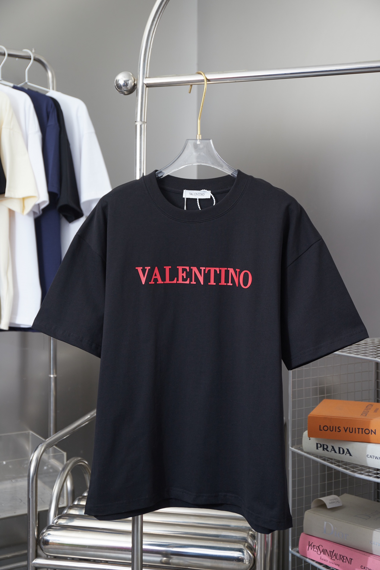 华伦天奴 VALENTINO 25SS早春新款 立体厚板哇胶字母logo印花短袖 轻奢主义 男女日常通勤穿搭必备单品 正确版本 欢迎对比 详细特征 · 280克100% 纯棉双纱汗布面料 · 同缸定染特种加粗32支双股1X1螺纹 · 立体…