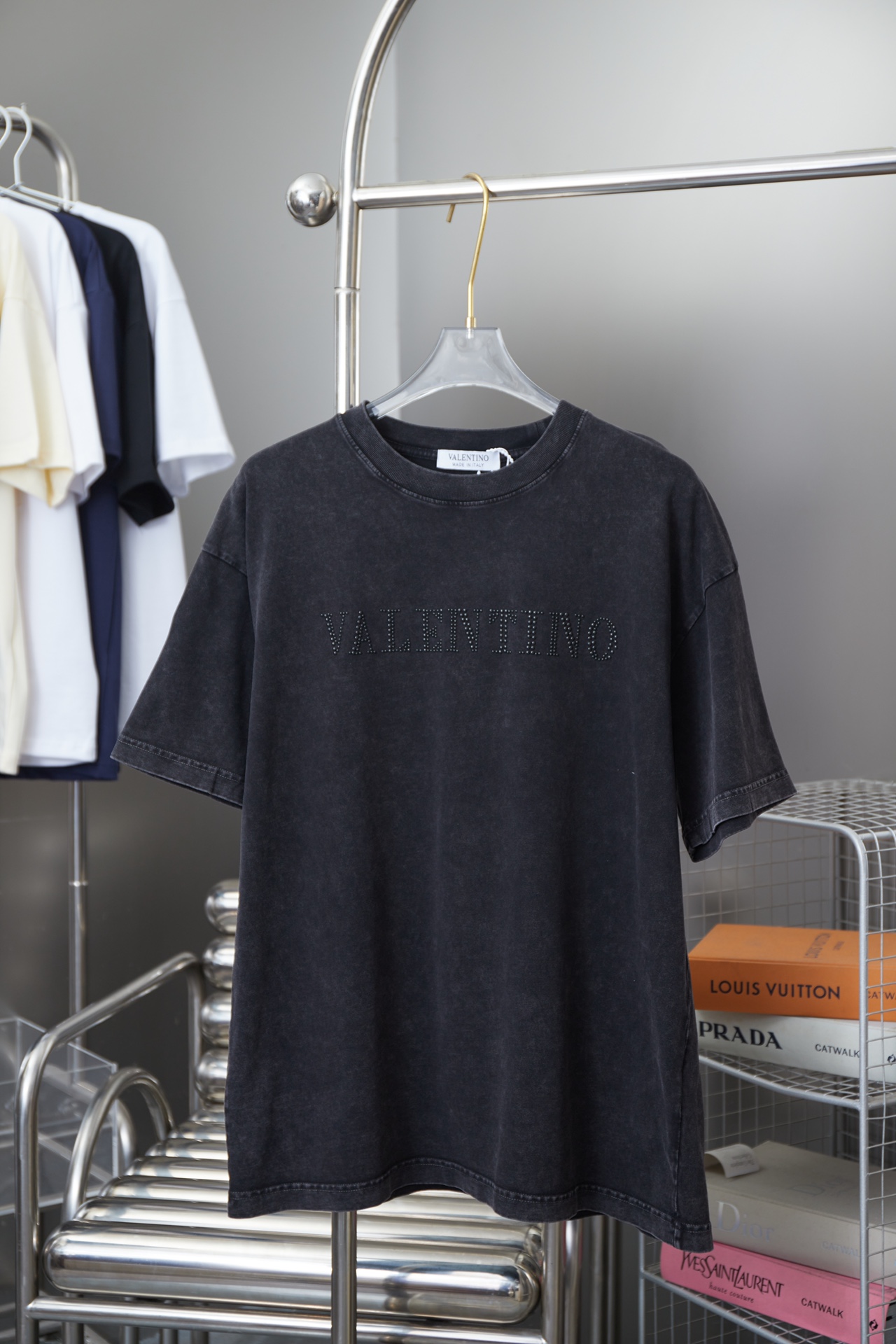 华伦天奴 VALENTINO 25SS早春新款 烫钻短袖 轻奢主义 男女日常通勤穿搭必备单品 正确版本 欢迎对比 详细特征 · 280克100% 纯棉双纱汗布面料 · 同缸定染特种加粗32支双股1X1螺纹 · 进口澳洲钻高温烫压 . 成衣…