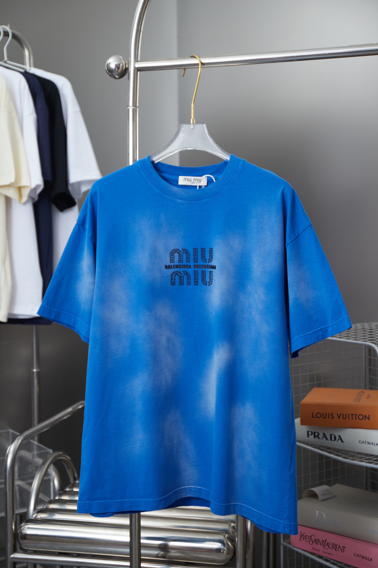 BALENCIAGA * MUI MUI 25SS nueva temporada de primavera, camiseta de manga corta con letras gruesas y pedrería termoadhe…
