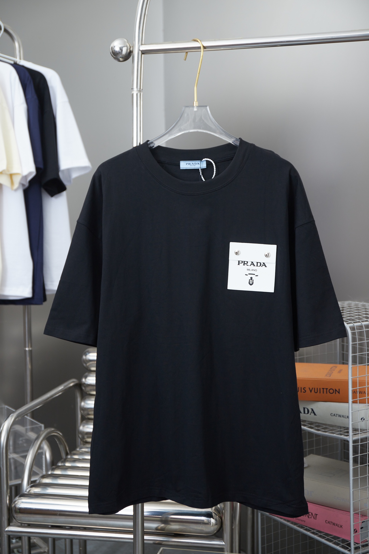 Prada PRADA 25SS nuevo modelo de principios de primavera, logotipo tridimensional de la letra de la marca de cuero, man…