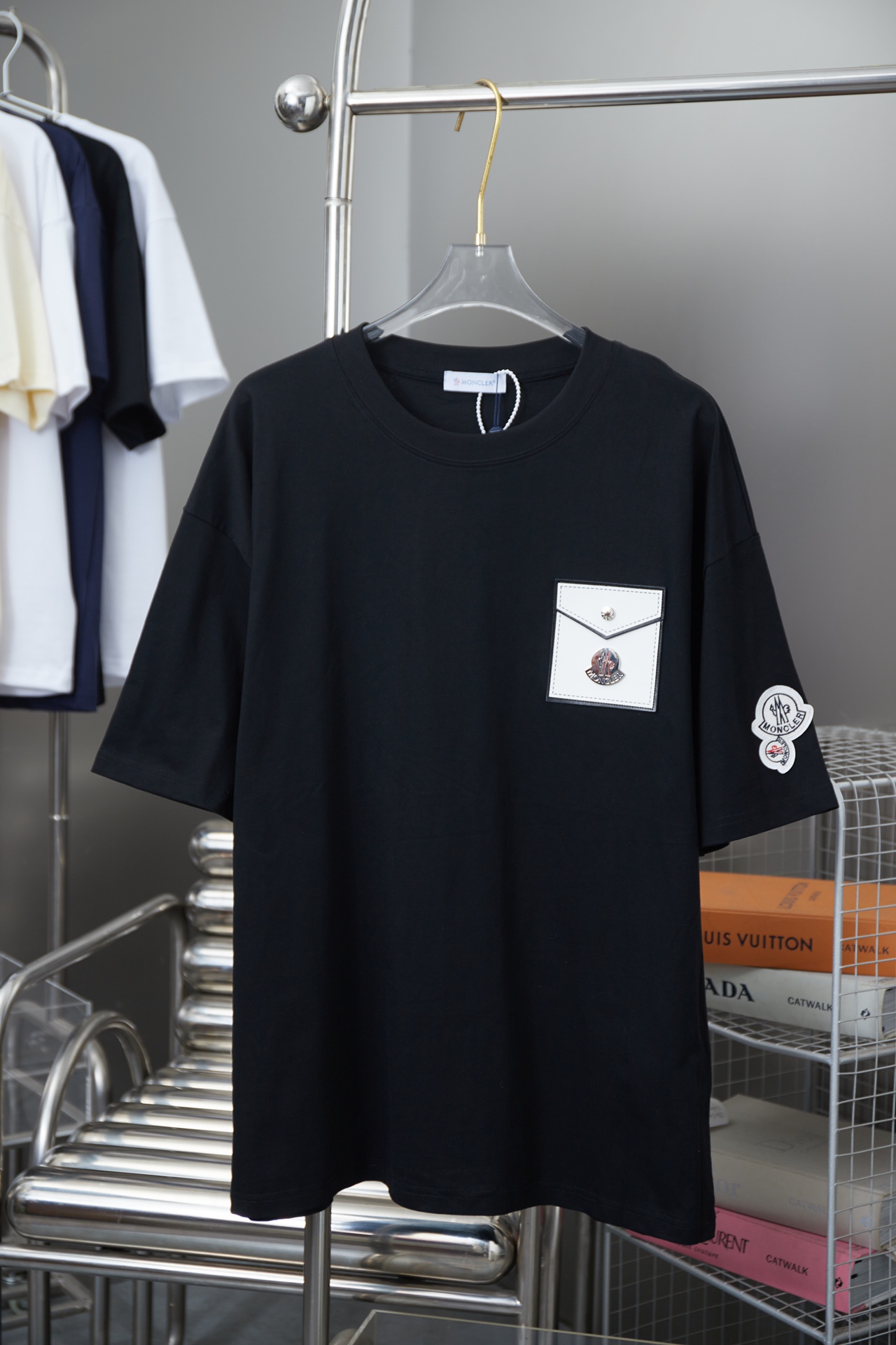 MONCLER 蒙口 25SS早春新款 立体皮牌五金字母logo短袖 轻奢主义 男女日常通勤穿搭必备单品 正确版本 欢迎对比 详细特征 · 280克100% 纯棉双纱汗布面料 · 同缸定染特种加粗32支双股1X1螺纹 · 人工定位车线皮牌…