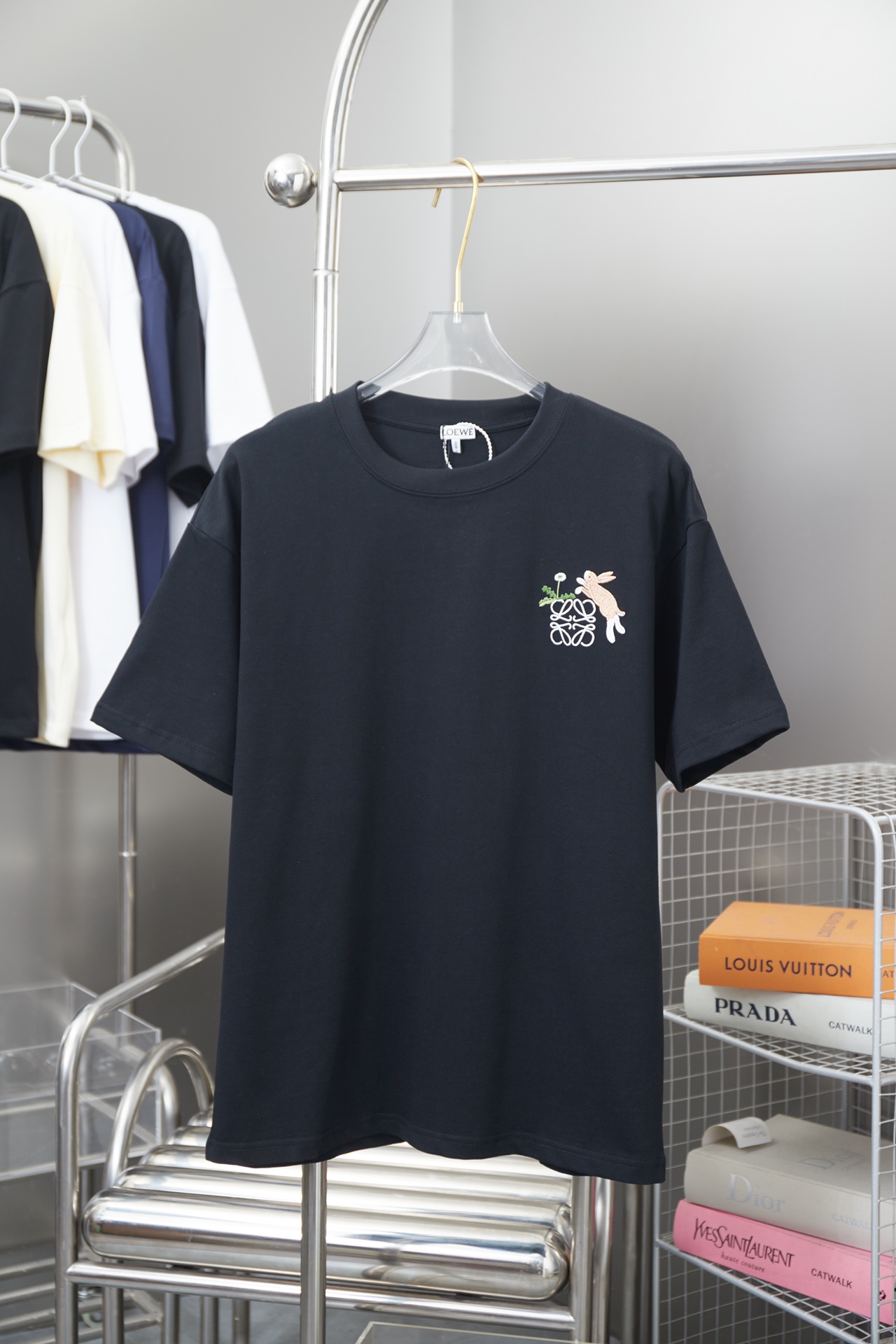 P90 Loewe LOEWE 25SS nueva primavera, camiseta de manga corta con bordado de conejo y flores, lujo ligero, prenda esenc…
