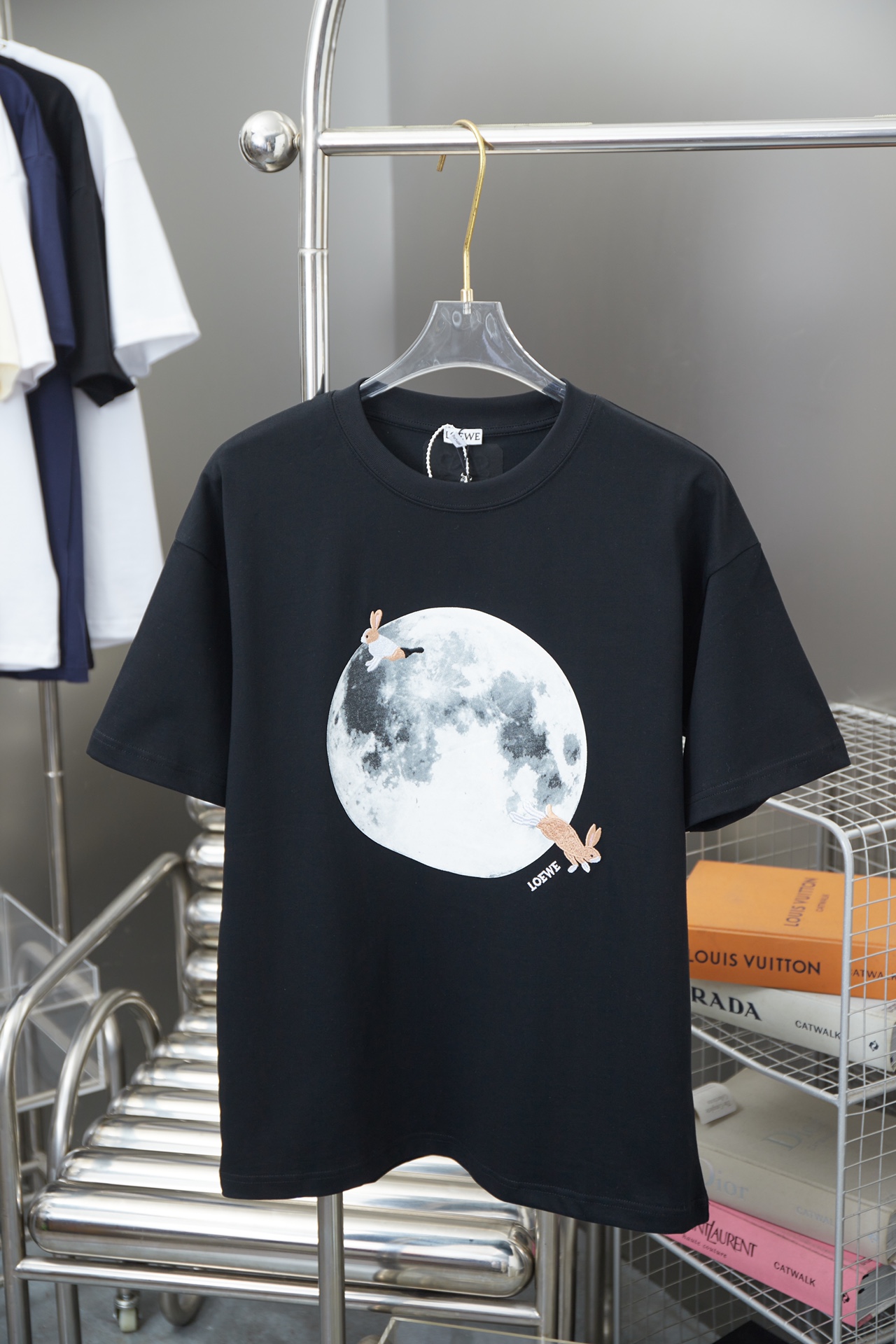 P90 Loewe LOEWE 25SS nueva primavera, camiseta de manga corta con bordado de conejo lunar, lujo ligero, prenda esencial…