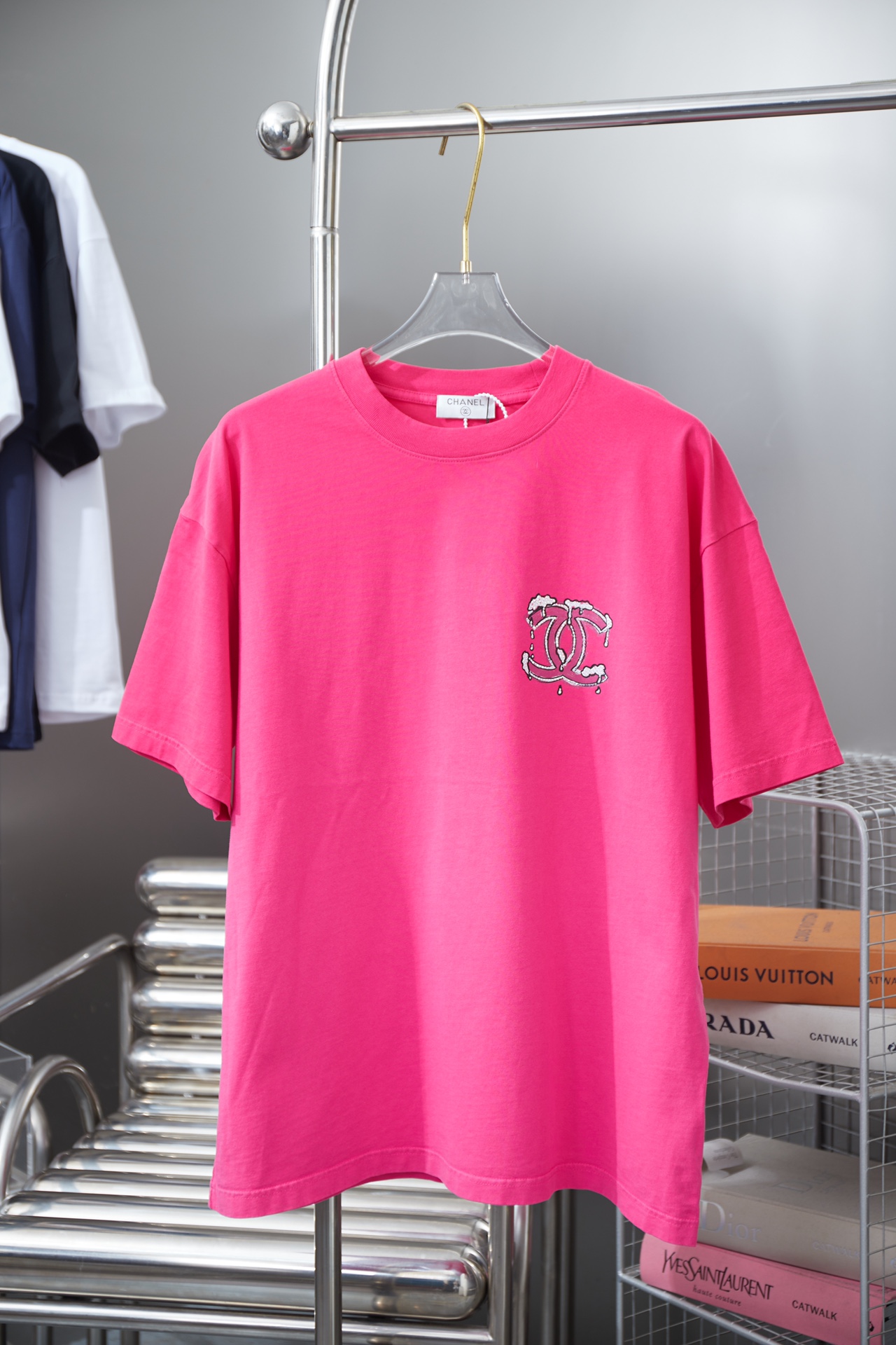 CHAN*L estilo pequeño 25SS nueva primavera temprana, camiseta de manga corta con estampado clásico de letras y pedrería…