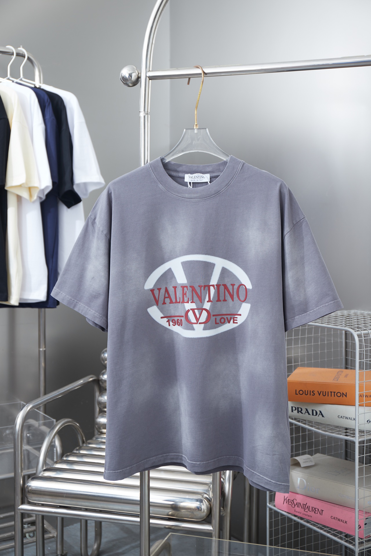 VAL*NTINO 25SS Nueva primavera temprana, camiseta de manga corta con letras de goma 3D, lujo ligero, prenda i…