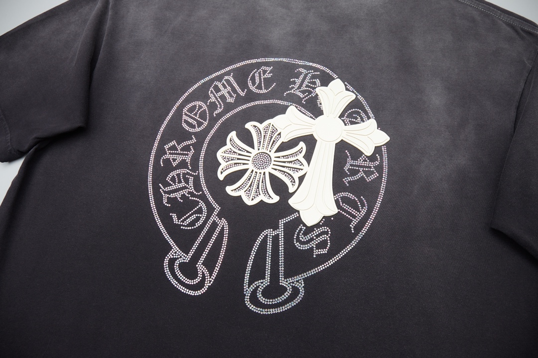 
 ✨克罗心✨🆕25SS春夏新款 厚版烫钻短袖
轻奢主义 男女日常通勤穿搭必备单品 正确版本 欢迎对比
