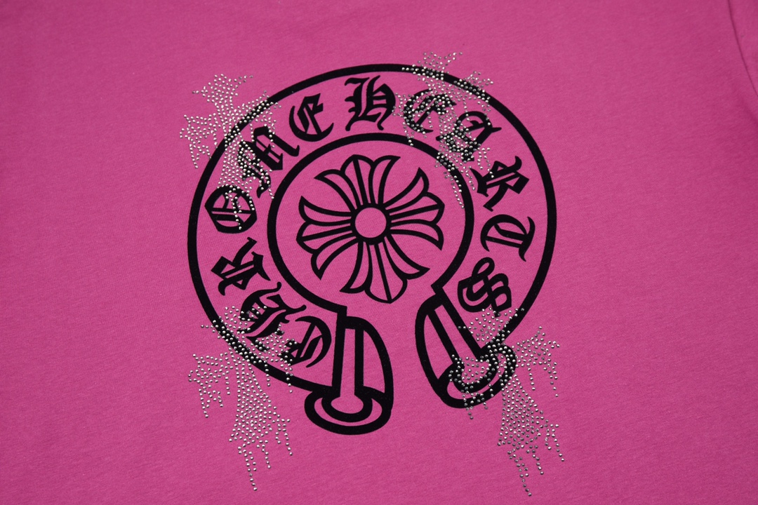 
 ✨克罗心✨🆕25SS春夏新款 植绒印花短袖
轻奢主义 男女日常通勤穿搭必备单品 正确版本 欢迎对比

