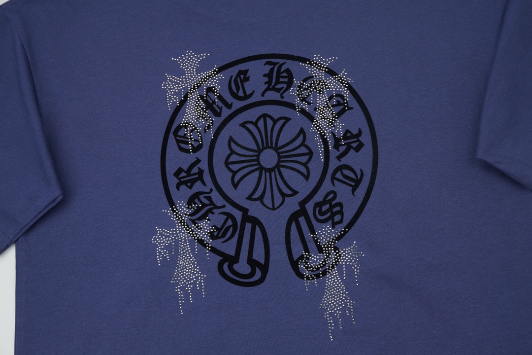 
 ✨克罗心✨🆕25SS春夏新款 植绒印花短袖
轻奢主义 男女日常通勤穿搭必备单品 正确版本 欢迎对比
