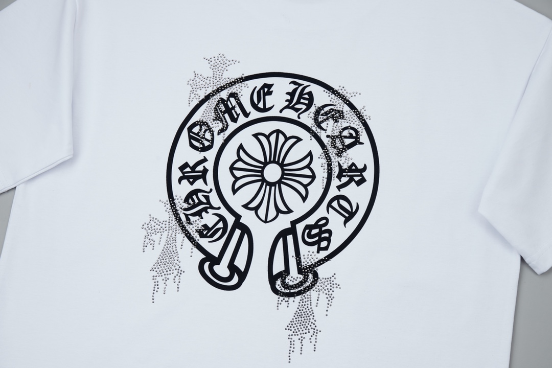 
 ✨克罗心✨🆕25SS春夏新款 植绒印花短袖
轻奢主义 男女日常通勤穿搭必备单品 正确版本 欢迎对比
