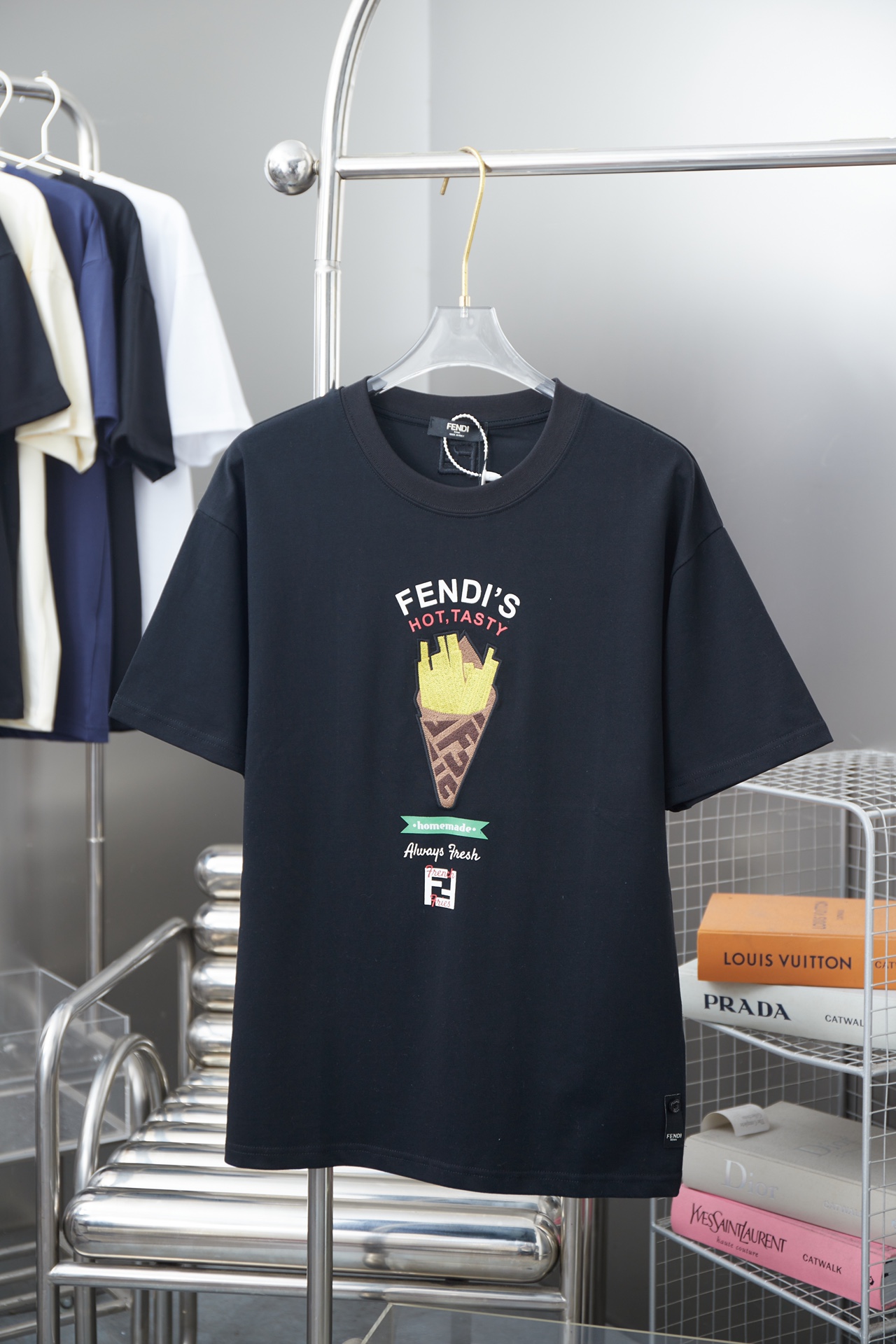 F*NDI 25SS Nueva temporada de principios de primavera, camiseta de manga corta con parche de patatas fritas bordado, lu…